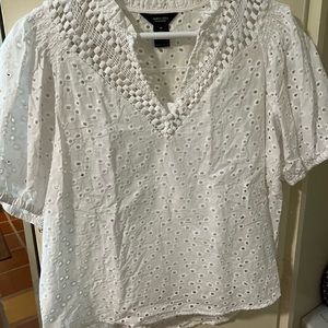 NWOT Vera Wang White Islet Short sleeve blouse.Size M. Purchased from Nordstroms